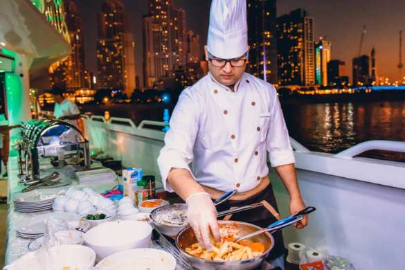 Круиз по Дубаю на мега-яхте Lotus — изображение 9