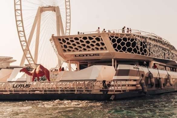 Круиз по Дубаю на мега-яхте Lotus — изображение 2
