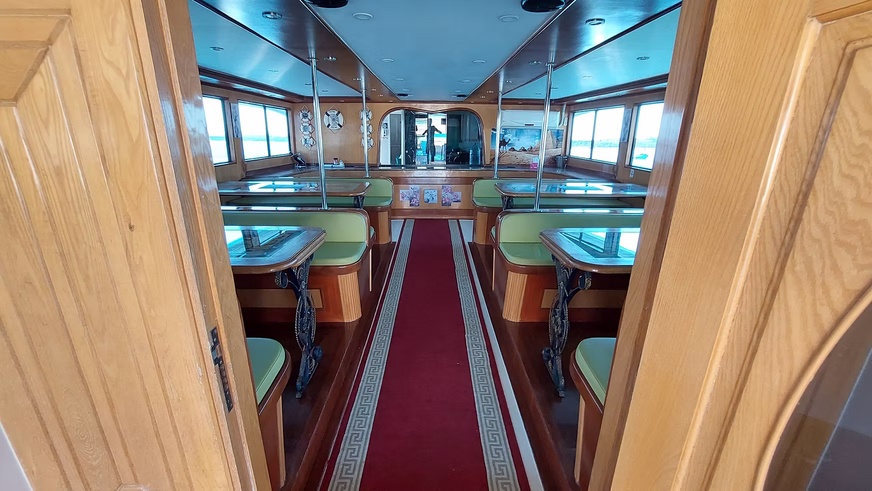 Яхта Royal Pool (до 25 человек) — изображение 14