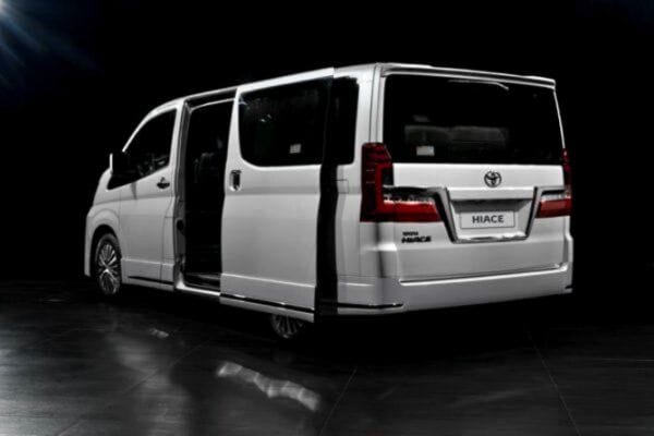 Трансферы из или в аэропорт на Toyota Hiace — изображение 3